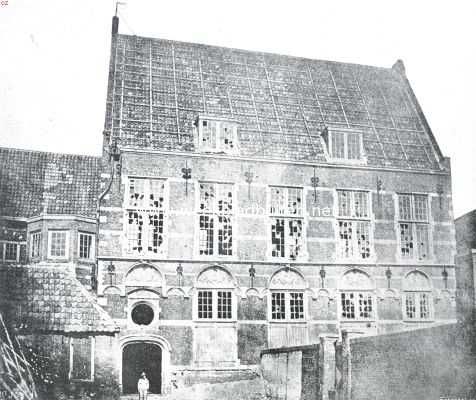 Zuid-Holland, 1914, Dordrecht, Sloopend herboren Nederland VI. De kleinere steden en het platteland van Zuid-Holland. (Slot). De Kloveniersdoelen te Dordrecht, waar in 1619 de Nationale Synode vergaderde, in den vervallen toestand, waarin het gebouw kort voor de slooping, in 1857, verkeerde. Naar eene teekening in het Gemeente-archief aldaar