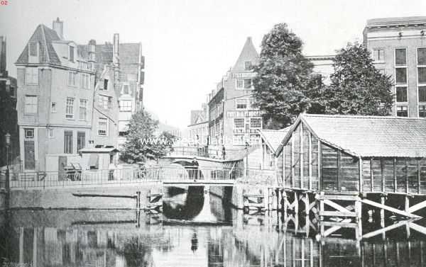 Noord-Holland, 1914, Amsterdam, Het Rokin te Amsterdam II. Curieuse afbeelding van een overgangsstadium. Achtergrond de Grimnessesluis, daarvoor de Nieuwe Brug met den nieuwen aangelegden wal. (Photo van omstreeks 1869)