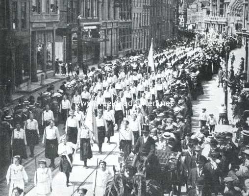 Zuid-Holland, 1914, Leiden, Optocht van dames-gymnasten door de Breestraat te Leiden op den tweeden Pinksterdag