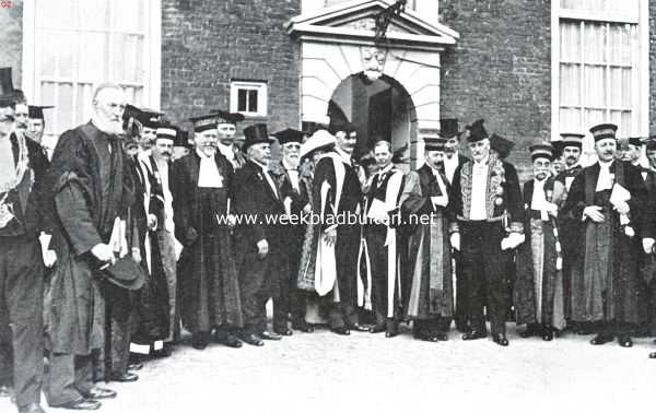 Groningen, 1914, Groningen, Het derde eeuwfeest der Groningsche Universiteit. Buitenlandsche professoren in ambtsgewaad voor den ingang der Nieuwe Kerk