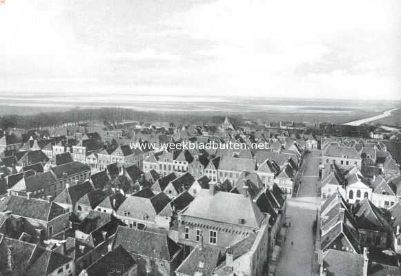 Gelderland, 1914, Elburg, Elburg. Van den kerktoren af gezien. Op den voorgrond in het midden het stadhuis met den ouden zij- en den schrikkelijk verknoeiden voorgevel, op den achtergrond de Zuiderzee