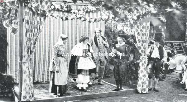Noord-Holland, 1914, Hilversum, Scne uit de poppenkast. Clasina (Mej. Ruygrok) getooid met de geschenken van Berlino (L. Rikmenspoel) Jan Klaassen en Katrijn