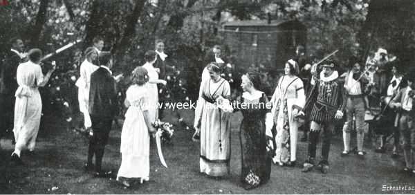 Noord-Holland, 1914, Hilversum, Amiante (mevr. Grothe-Twiss) aan de hand van haar vriendin Liena, noodigt de gasten uit haar te volgen naar het feestmaal
