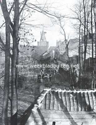 Gelderland, 1914, Elburg, De van het midden der 15de eeuw dagteekenende lijnbaan te Elburg. Op den achtergrond de Vischpoort