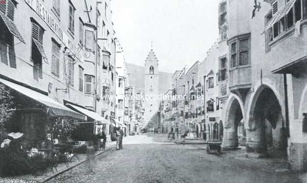 Itali, 1914, Sterzing, Sterzing. De hoofdstraat met stadspoort op den achtergrond. Rechts: het stadhuis