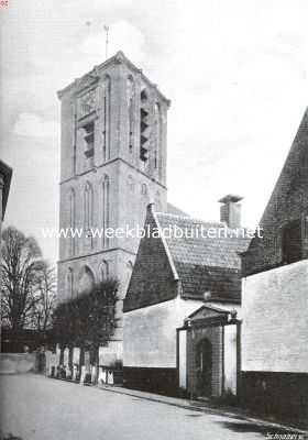 Elburg. De kerktoren. Rechts: de poort van het Weduwehofje