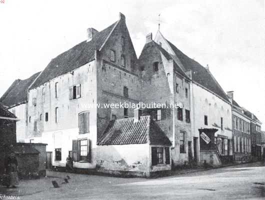 Gelderland, 1914, Elburg, De gebouwen van het voormalig Agnietenklooster te Elburg. Rechts de kapel, thans herstelplaats voor rijwielen