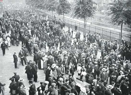 Noord-Holland, 1914, Amsterdam, Het oorlogsgevaar. De mobilisatie in ons land. Troepen in Amsterdam naar het station trekkende