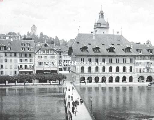 Luzern. Het oude Raadhuis. Links boven de Ringmuur op de Musegg met een der wachttorens