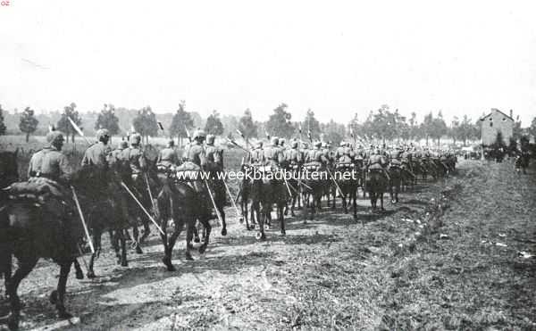 De strijd bij onze grenzen. Een regiment Duitsche cavallerie rijdt het dorp Mouland binnen