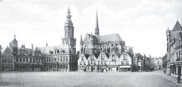 Veurne. De Groote Markt te Veurne, westzijde, met (van links naar rechts) Stadhuis, Gerechtshof waarachter het Belfort en de St. Walburgakerk