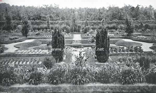 Drenthe, 1914, Frederiksoord, De tuin der Gerard-Adriaan-Van-Swieten-Tuinbouwschool te Frederiksoord. Fransche aanleg in den schooltuin; op den voor- en achtergrond 