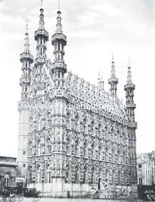 Het stadhuis te Leuven, gebouwd van 1448 tot 1463 naar het ontwerp van den stads-bouwmeester Matheus Layens, dat volgens de laatste berichten bij de verwoesting der stad is gespaard gebleven