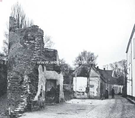 Gelderland, 1914, Harderwijk, Achterbuurtje te Harderwijk met overblijfselen van de ter kwader uur omvergeworpen muur aan de landzijde