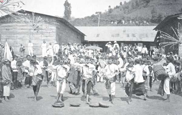 Mahameroe. Slametan (feest), gegeven aan de koelies der expeditie te Ngadiwono