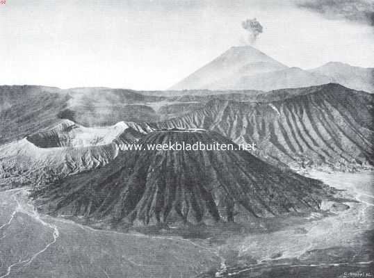 Mahameroe. De Bromo en (op den achtergrond) de rookende Semeroe