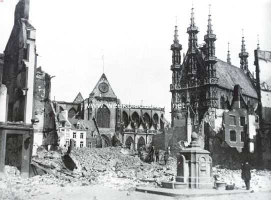 Belgi, 1914, Leuven, De verwoesting van Leuven. Het uitwendig bijna geheel gespaarde stadhuis (rechts) te midden der puinhoopen, op den achtergrond de overblijfselen van de St. Pieterskerk