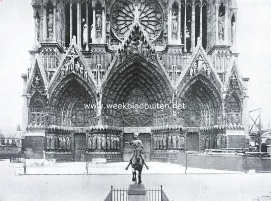 Frankrijk, 1914, Reims, De kathedraal te Reims. Die door het bombardement der stad met vernieling bedreigd wordt. De drie portalen in den voorgevel. Op den voorgrond het standbeeld van Jeanne d'Arc, opgericht in 1896