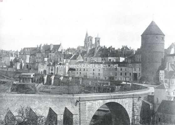 Semur. Gezicht op de stad met brug over de Armancon