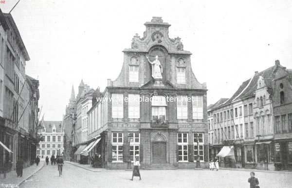 Belgi, 1914, Mechelen, Mechelen. Het oude gildehuis der boogschutter op de Ijzerene Len. Op het einde der straat links, aan de rechterzijde, het oude schepenhuis