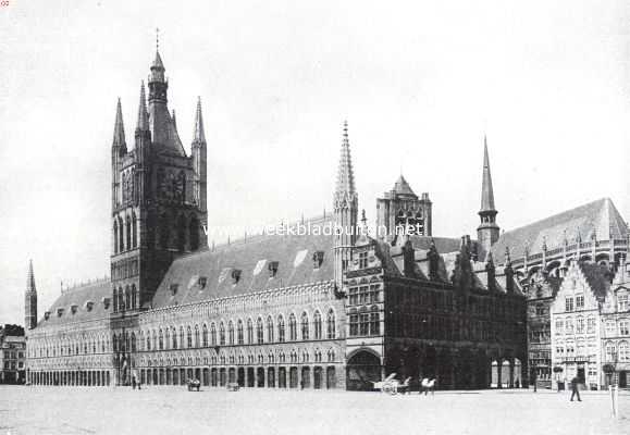 Belgi, 1914, Ieperen, Prachtig monument in de nabijheid van den linkervleugel der Franschen. De Lakenhalle te Yperen. Daarachter de St. Martini-kerk