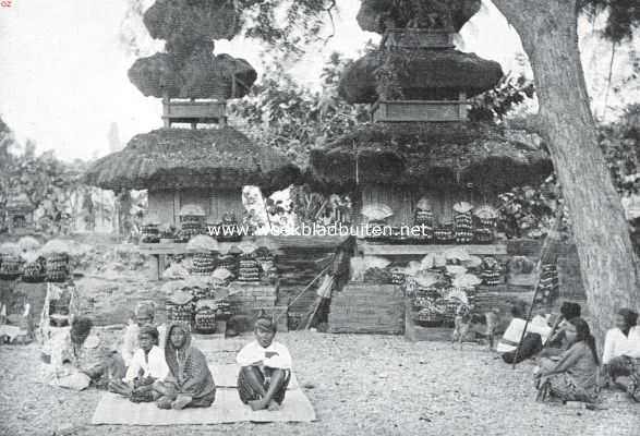 Bali en Lombok. Twee kleine tempeltjes op Bali, door de bevolking binnen de dessah gebouwd