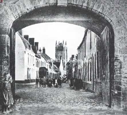 Frankrijk, 1914, Bergues, Een merkwaardige landstreek tusschen Yperen en Calais. De Kaaipoort en Kaaistraat te St. Winocksbergen (Bergues), op den achtergrond de toren der St. Maartenskerk