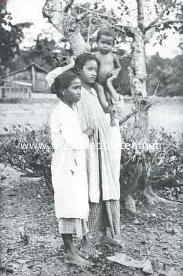 Tifoe en Ambon. Amboneesche vrouwen met kind. Het kleintje is nog in den tijd van  een rijstbuikje, een eigenaardigheid, die het met zijn inlandsche kameraadjes gemeen heeft zoolang het nog klein is. Later komt de slankheid van het lichaam terug