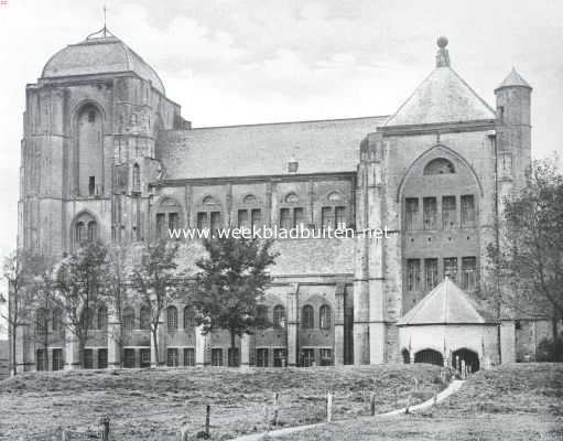 Veere. De Groote Kerk, in den Franschen tijd voor hospitaal ingericht, later (tot 1866) als kazerne dienst doende. Op den voorgrond rechts de 