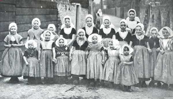 Zeeland, 1914, Veere, Groep van Veersche en Arnemuische kinderen in een straatje te Veere