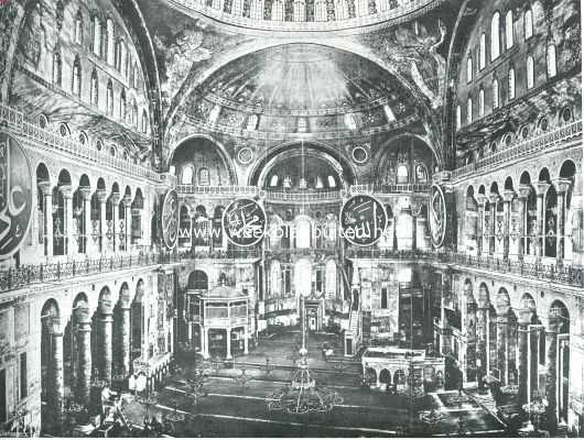 De stad aan den Gouden Hoorn. Het inwendige der Hagia Sophia. Na verschillende branden het laatst opgebouwd door Justinianus in 537. In 1453 voor den mohammedaanschen eeredienst ingericht