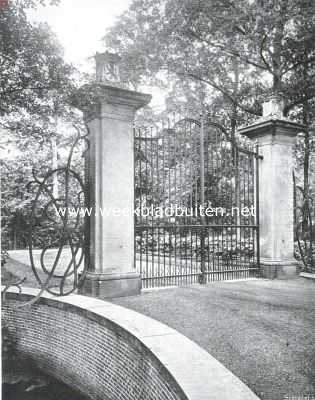 Utrecht, 1915, Breukelen, Het kasteel Nyenrode. Inrij-hek met gesmeed monogram van Joan Ortt en Dorothea Wynanda Eyck