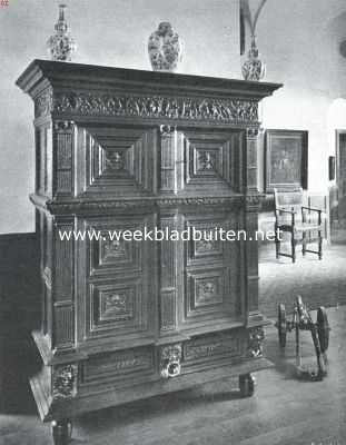 Utrecht, 1915, Breukelen, Kasteel Nyenrode. Kast van 1631 met jachtfries