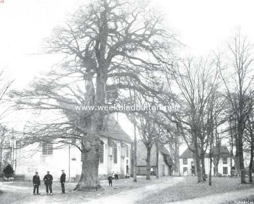 Overijssel, 1915, Weerselo, Belgische vluchtelingen in de Stiftskerk te Weerselo. Het kerkje met rechts het Storkenhuis
