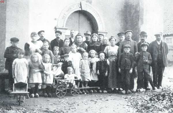 Overijssel, 1915, Weerselo, Belgische vluchtelingen in de Stiftskerk te Weerselo. Vluchtelingen voor het hoofdpoortje