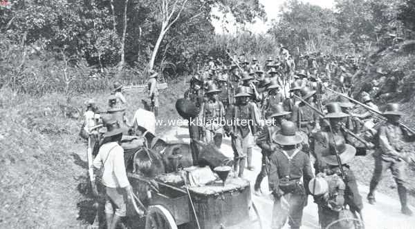 Indonesi, 1915, Onbekend, Het Nederlandsch-Indisch leger. Een afdeeling der troepen. Links op den voorgrond een Japansche veldkeuken, bij het leger in gebruik, getrokken door twee kleine paarden, bediend door twee man, en voldoende om het middagmaal voor 900 personen te bereiden