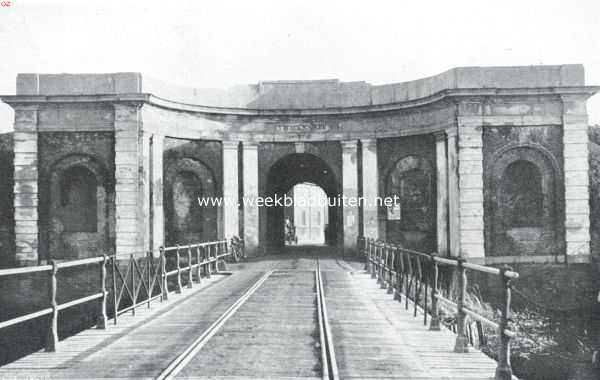 Noord-Holland, 1915, Naarden, De Amsterdamsche poort te Naarden, gebouwd in 1683 en hersteld in 1773, die weldra zal worden gesloopt, zijnde verklaard tot 