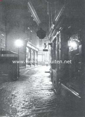 Nederland, 1915, Onbekend, Over regen. Stadsstraatje in den regen-avond, stil en verlaten