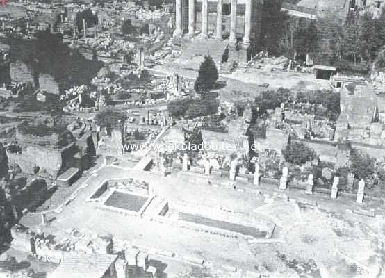 Itali, 1915, Rome, Op en om het Forum Romanum. Op den voorgrond het Atrium Vestae (het paleis der Vestaalsche maagden), de hof met de beelden der opperpriesteressen; links daarvan de ronde bouwval van den tempel van Vesta; op den achtergrond, aan de overzijde der Sacra Via, ziet men de zuilen van den tempel van Faustina (San Lorenzo in Miranda)