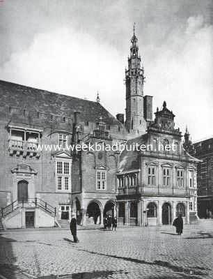 Noord-Holland, 1915, Haarlem, Het stadhuis te Haarlem met den dezer dagen voltooiden toren, gebouwd naar het model van den in 1772 wegens bouwvalligheid afgebroken toren