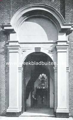 Zeeland, 1915, Burgh, Bij het eindpunt der nieuwe tramlijn op Schouwen. Hoofdingang van de kerk van Burgh. Op den achtergrond in de kerk ziet men de ambachtsheerenbank en het geschilderde raam