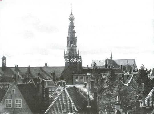 Zuid-Holland, 1915, Leiden, Het raadhuis te Leiden met den toren, van den burg gezien. In het verschiet de St. Pieterskerk