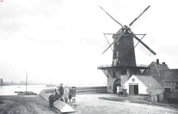 Utrecht, 1915, Wijk bij Duurstede, De molen te Wijk bij Duurstede, gezien van buiten af