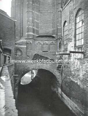 Noord-Brabant, 1915, Den Bosch, De kruiskerk te 's-Hertogenbosch. Het op een tongewelf boven het riviertje 
