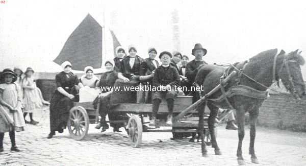 Noord-Holland, 1915, Enkhuizen, Pinkstergangers naar Urk. Van het station naar de boot
