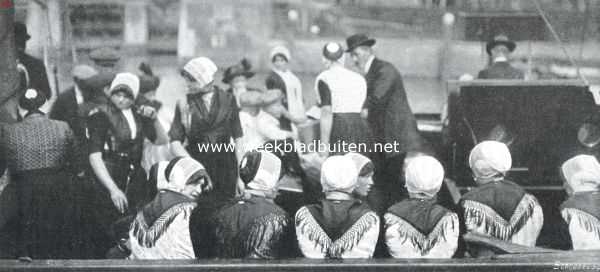 Noord-Holland, 1915, Enkhuizen, Pinkstergangers naar Urk. Op de boot