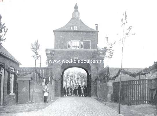 Zuid-Holland, 1915, Gorinchem, Van Arkel's oude veste. De voormalige Arkelsche Poort te Gorinchem, op de oude plaats en in de oude gedaante opgericht tijdens de onafhankelijkheidsfeesten in 1914