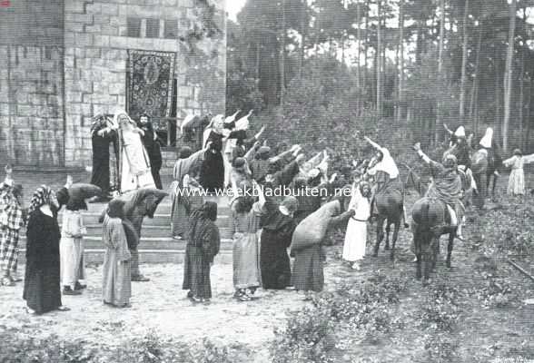 Noord-Brabant, 1915, Oisterwijk, Het openluchtspel te Oisterwijk (Noord-Brabant). Tooneel uit het eerste bedrijf van het bijbelsch drama 