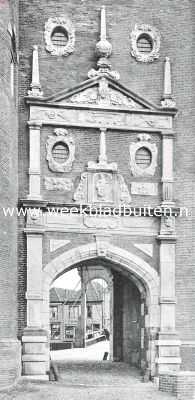 Noord-Holland, 1915, Enkhuizen, De gerestaureerde Drommedaris te Enkhuizen. De portiek aan de zeezijde met de opengebroken poortdoorgang na de restauratie
