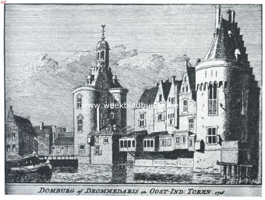 De gerestaureerde Drommedaris te Enkhuizen. De Drommedaris en (rechts)  de in 1829 afgebroken Engelsche- of Oost-Indische toren